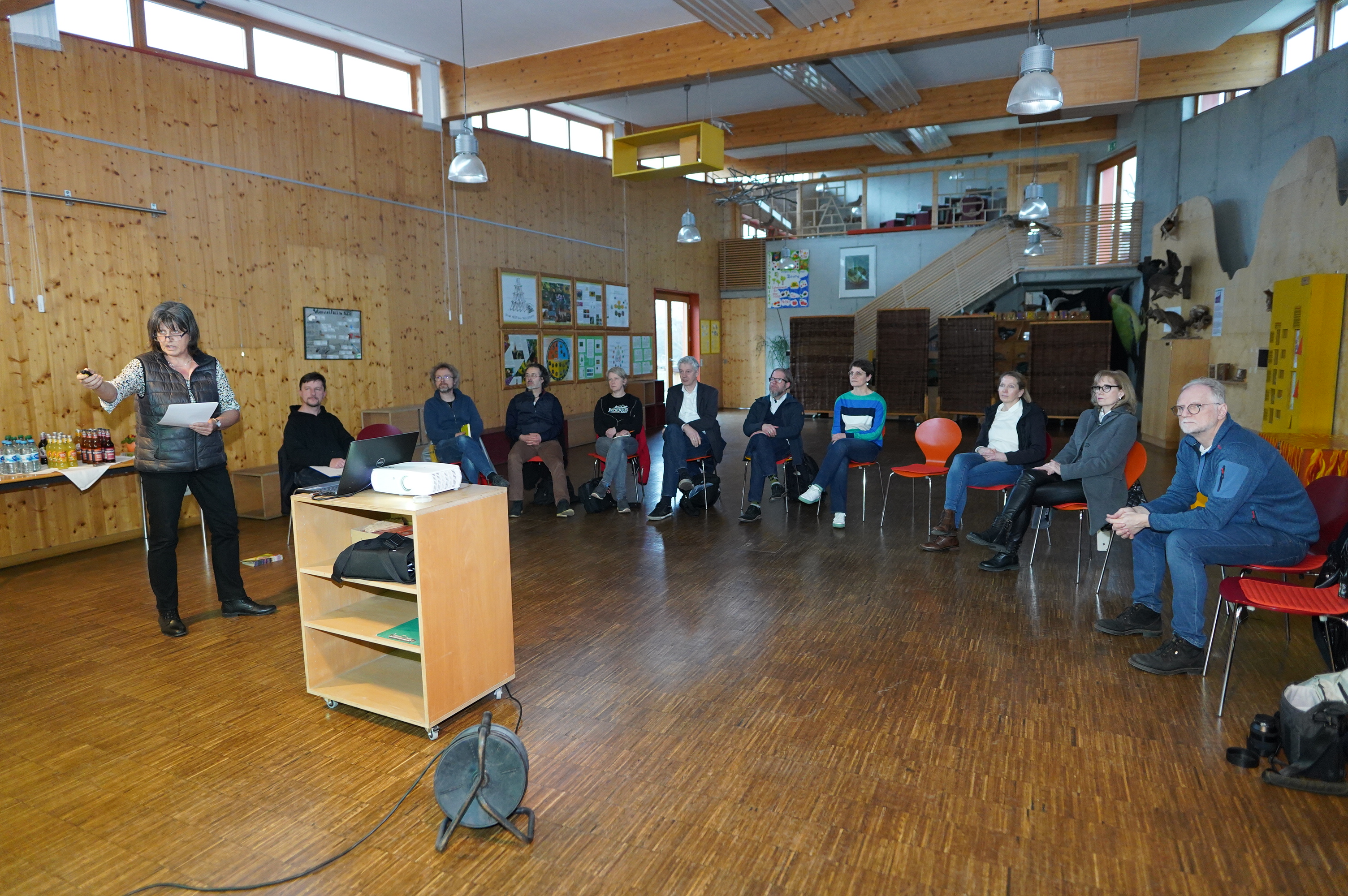 BNE-Netzwerk-Mitglied Annette Modl-Chalwatzis (links) von der Botanischen Vereinigung für Naturschutz in Hessen stellte den anderen Netzwerkpartnern den von Dr. Cecilia Scorza und deren Mann, Prof. Dr. Harald Lesch, entwickelten Klimakoffer vor. BNE-Netzwerk-Mitglied Annette Modl-Chalwatzis (links) von der Botanischen Vereinigung für Naturschutz in Hessen stellte den anderen Netzwerkpartnern den von Dr. Cecilia Scorza und deren Mann, Prof. Dr. Harald Lesch, entwickelten Klimakoffer vor.