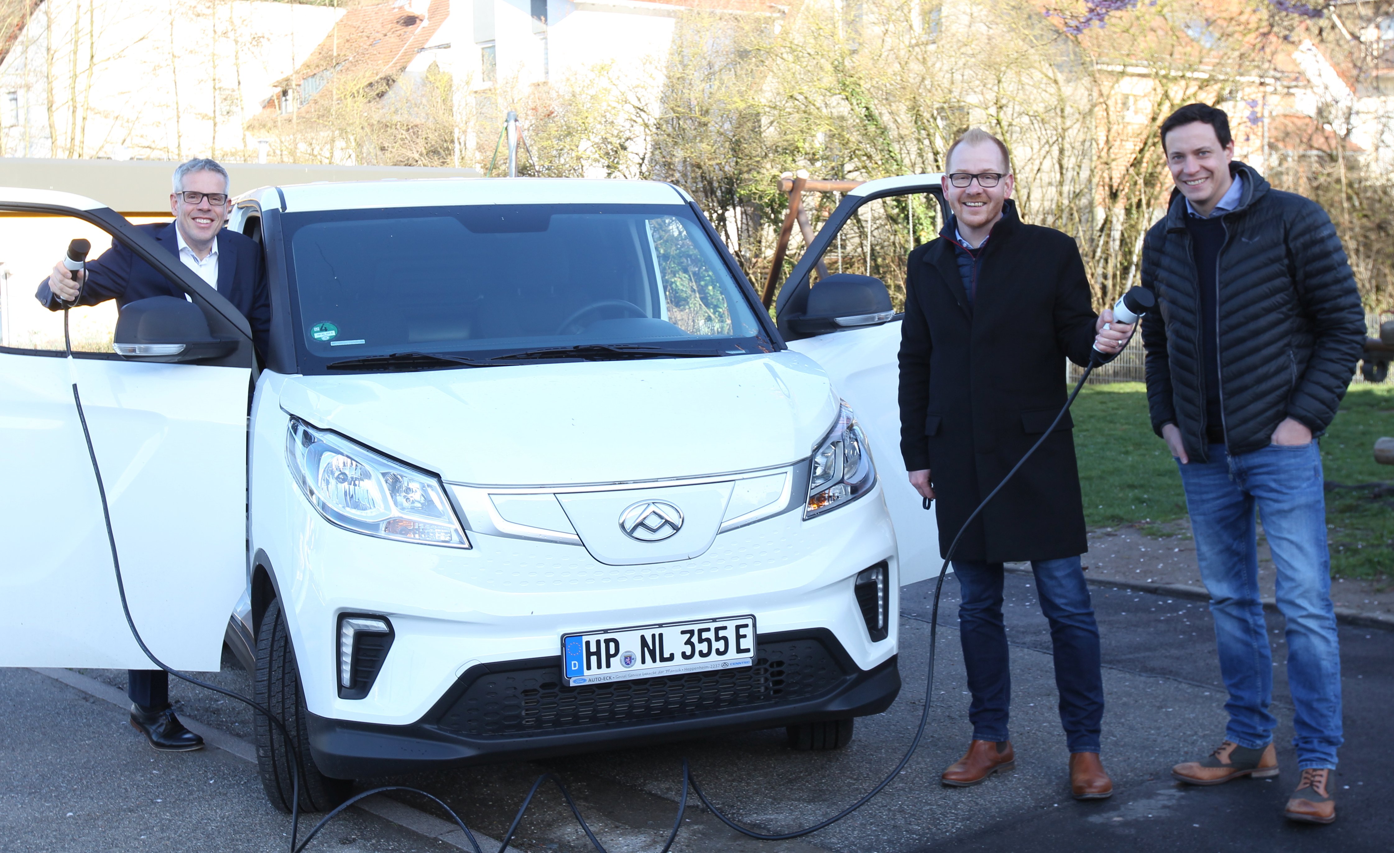 Ein weiterer Schritt in Richtung Klimaneutralität: Die Kreisverwaltung hat das erste voll batterie-elektrische Fahrzeug für den Eigenbetrieb Schule und Gebäudewirtschaft angeschafft. Auf dem Bild (v.l.n.r.): Landrat Christian Engelhardt sowie die Betriebsleitung des Eigenbetriebes Schule und Gebäudewirtschaft des Kreises Johannes Kühn und Simon Menden.  