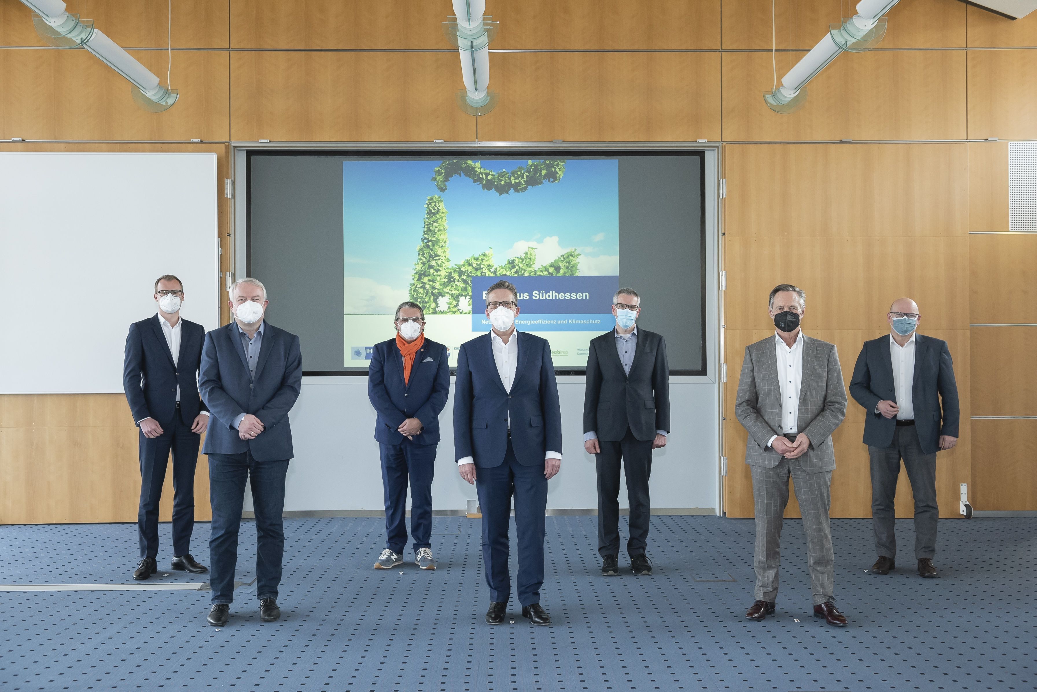 Gemeinsam für mehr Energieeffizienz und Klimaschutz. Landrat Christian Engelhardt (3. v. rechts) unterzeichnete gemeinsam mit Robert Lippmann (Hauptgeschäftsführer IHK Darmstadt), André Schellenberg (Stadtkämmerer Wissenschaftsstadt Darmstadt), Klaus Peter Schellhaas (Landrat Darmstadt-Dieburg), Matthias Martiné (Präsident IHK Darmstadt), Walter Astheimer (Erster Kreisbeigeordneter des Kreises Groß-Gerau) und Frank Matiaske (Landrat des Odenwaldkreises, von links nach rechts) die Kooperationsvereinbarung zum Energieeffizienz- und Klimaschutznetzwerk „ETA-Plus Südhessen“. Gemeinsam für mehr Energieeffizienz und Klimaschutz. Landrat Christian Engelhardt (3. v. rechts) unterzeichnete gemeinsam mit Robert Lippmann (Hauptgeschäftsführer IHK Darmstadt), André Schellenberg (Stadtkämmerer Wissenschaftsstadt Darmstadt), Klaus Peter Schellhaas (Landrat Darmstadt-Dieburg), Matthias Martiné (Präsident IHK Darmstadt), Walter Astheimer (Erster Kreisbeigeordneter des Kreises Groß-Gerau) und Frank Matiaske (Landrat des Odenwaldkreises, von links nach rechts) die Kooperationsvereinbarung zu