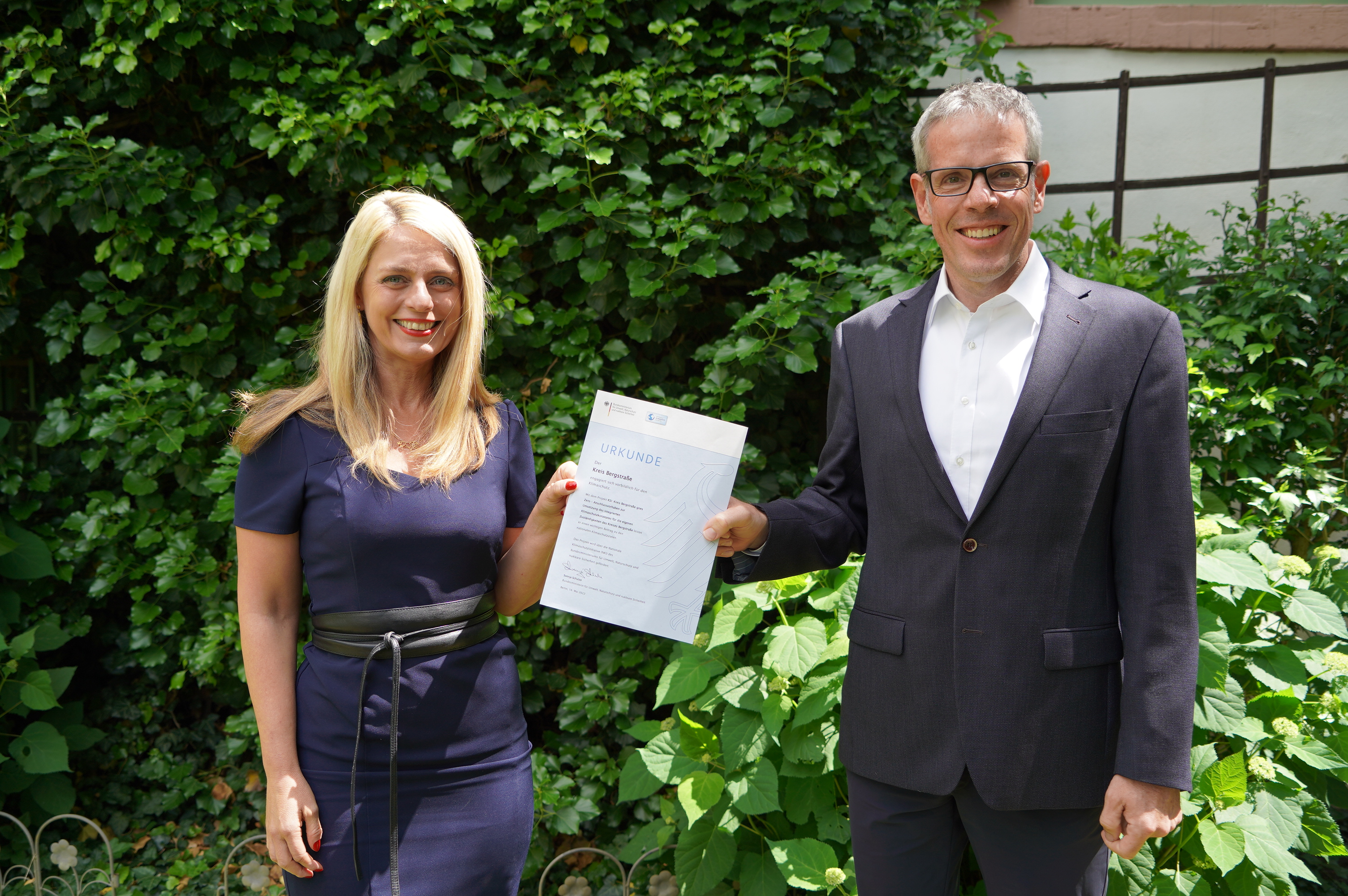 Landrat Christian Engelhardt und Corinna Simeth (Leiterin der Abteilung Kreisentwicklung und Grundsatz) freuen sich über den Förderbescheid für das Projekt "KSI: Kreis Bergstraße goes Zero" Landrat Christian Engelhardt und Corinna Simeth (Leiterin der Abteilung Kreisentwicklung und Grundsatz) freuen sich über den Förderbescheid für das Projekt "KSI: Kreis Bergstraße goes Zero"