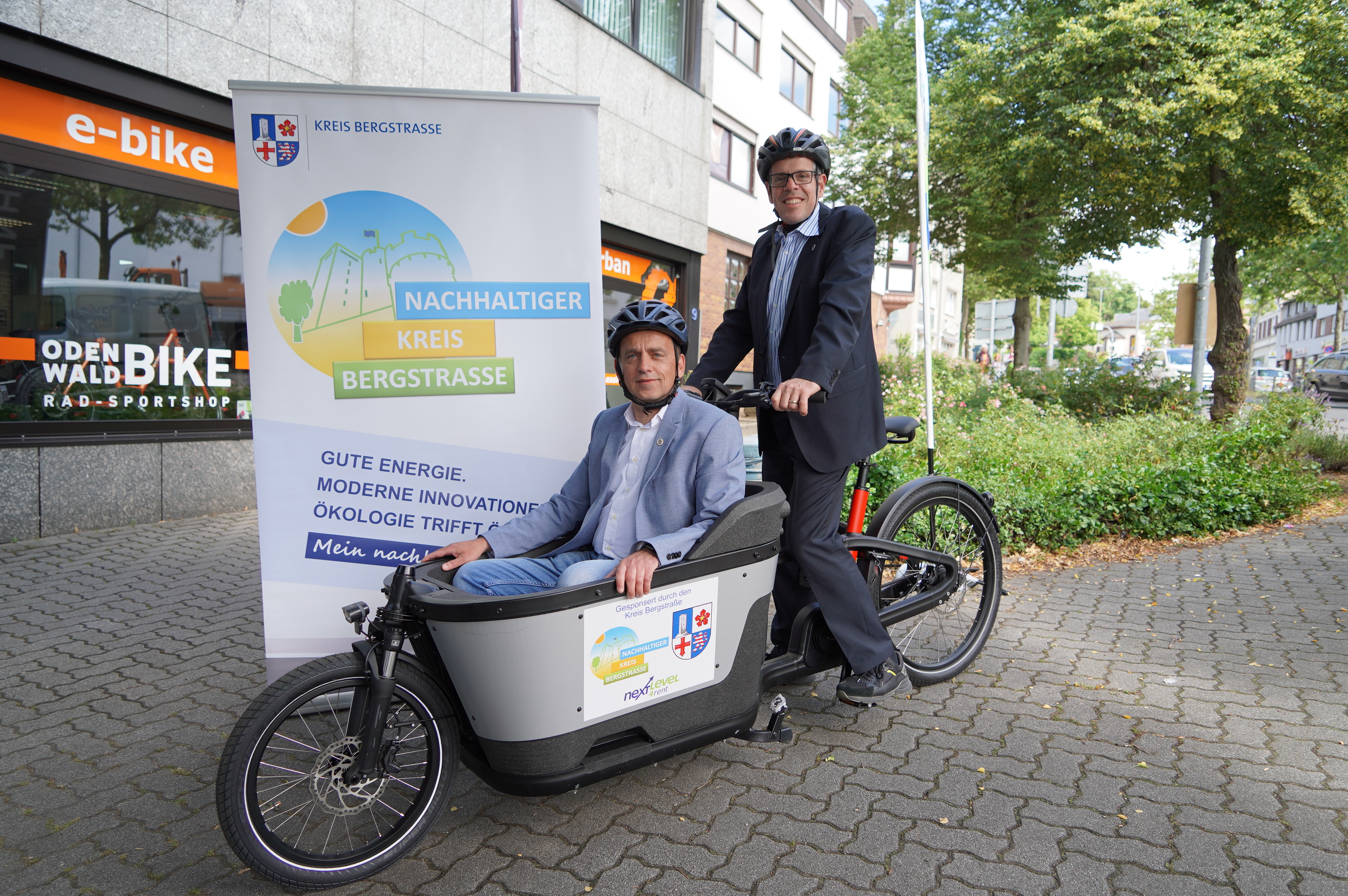 Landrat Christian Engelhardt (rechts) und sein Fahrer, Gerd Oravecz (links), testen das neue Lastenradangebot. Landrat Christian Engelhardt (rechts) und sein Fahrer, Gerd Oravecz (links), testen das neue Lastenradangebot.