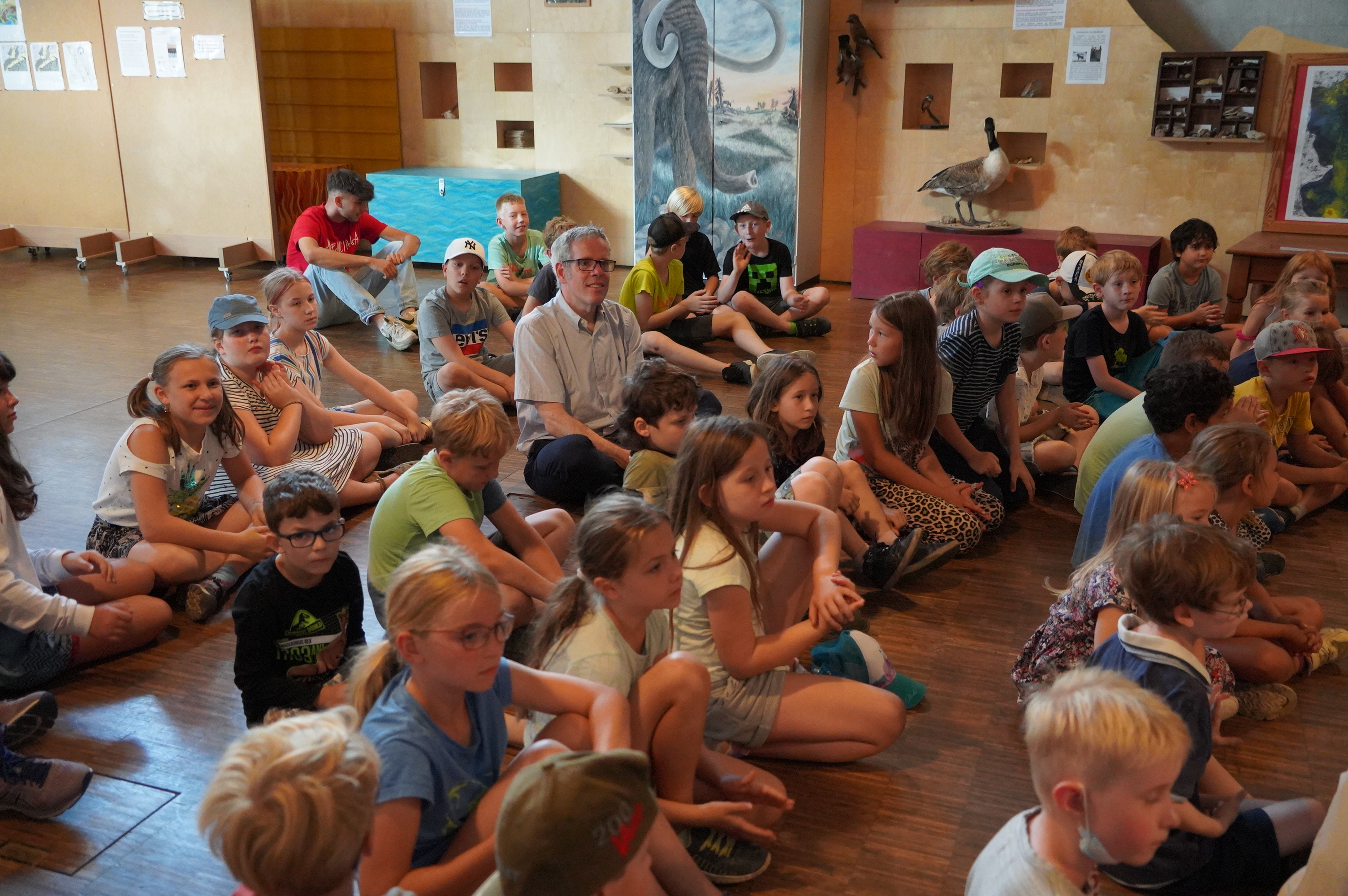 Landrat Christian Engelhardt folgte gemeinsam mit den anderen Schülerinnen und Schülern der Märkerwaldschule den Referaten der dritten Klasse zum Klimafrühstück. Landrat Christian Engelhardt folgte gemeinsam mit den anderen Schülerinnen und Schülern der Märkerwaldschule den Referaten der dritten Klasse zum Klimafrühstück.