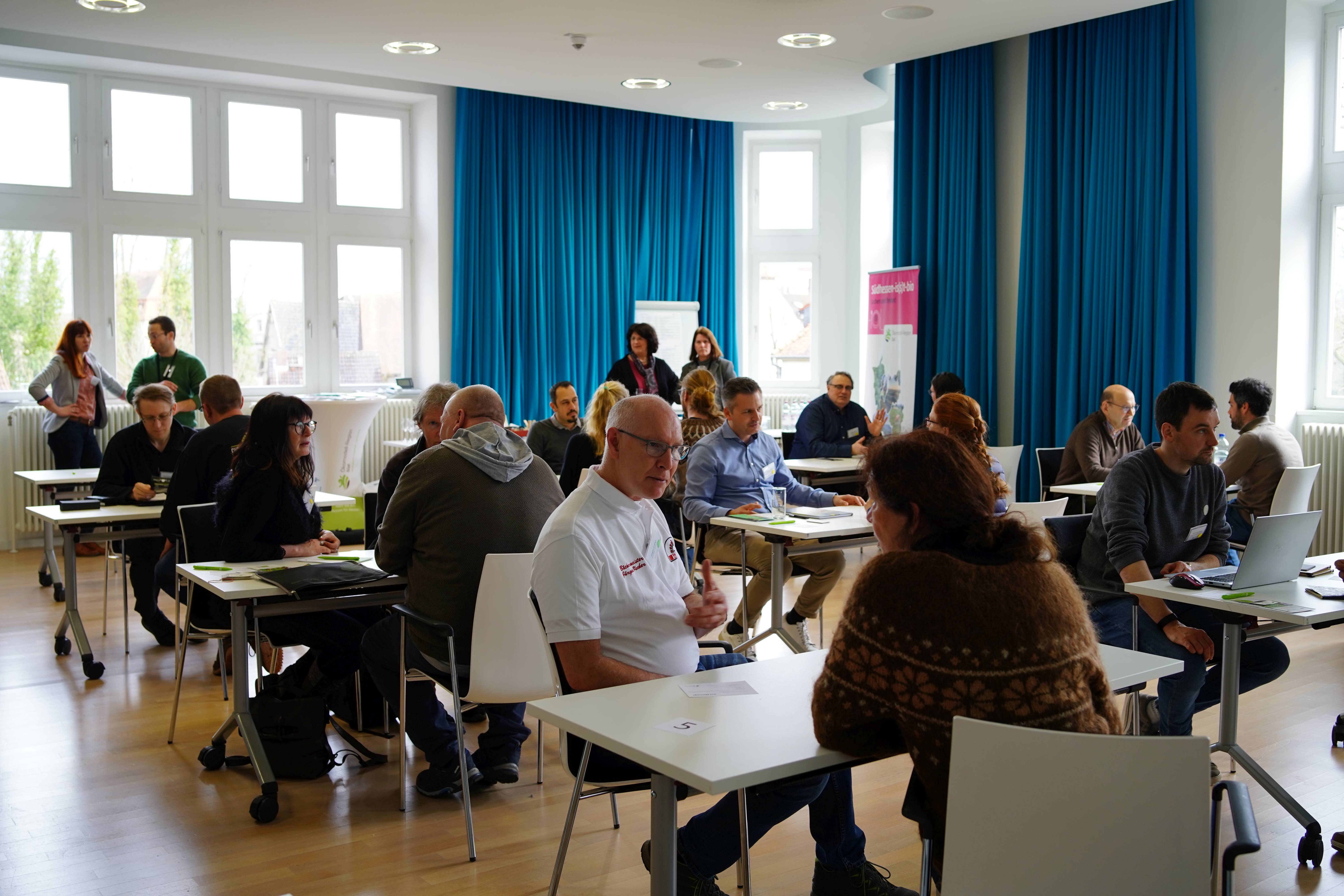 Der erste Speeddating-Termin der Ökomodell-Region Süd, der im Landratsamt des Kreises Darmstadt-Dieburg stattfand, stieß auf großes Interesse. An elf Tischen wurde “gedatet”. Der erste Speeddating-Termin der Ökomodell-Region Süd, der im Landratsamt des Kreises Darmstadt-Dieburg stattfand, stieß auf großes Interesse. An elf Tischen wurde “gedatet”.