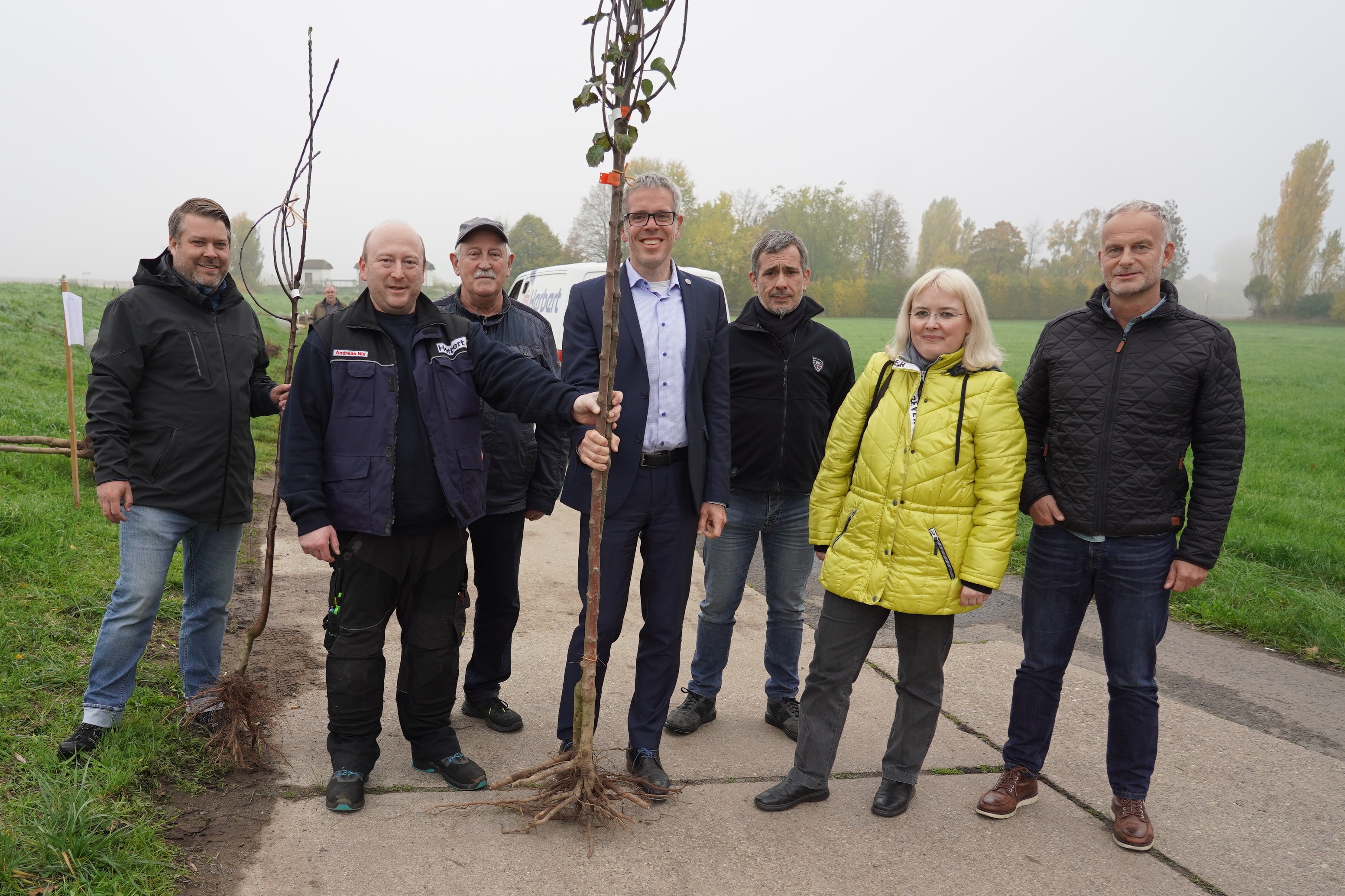 Landrat Christian Engelhardt (Mitte) mit Florian Schumacher von der Initiative Streuobstwiesenretter (ganz links), dem Geschäftsführer Gewässerverband Bergstraße Ulrich Androsch (3. v. rechts.) sowie Ute Schollmaier (2. v. re.) und Thomas Renkert (ganz rechts) von der Abteilung „Ländlicher Raum“ der Kreisverwaltung bei der Übergabe der bestellten Obstbäume an zwei Bürger. 
